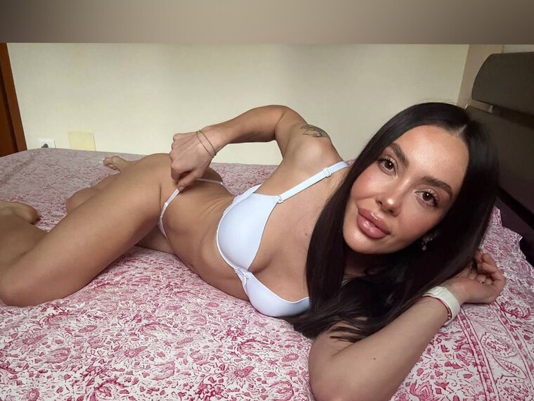 𝐀𝐥𝐛𝐢𝐧𝐚 𝐁𝐥𝐮𝐬𝐡 cover image