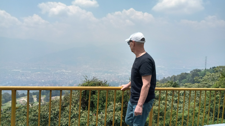 Alex en Medellin banner image