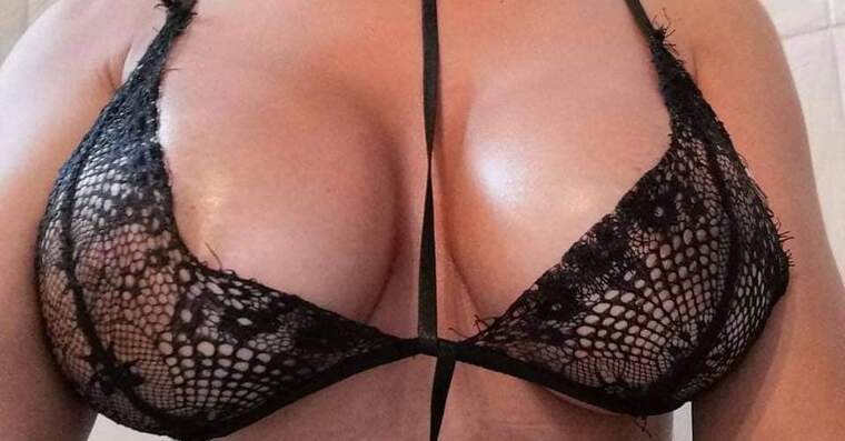 Anelisse sexy brunette banner image
