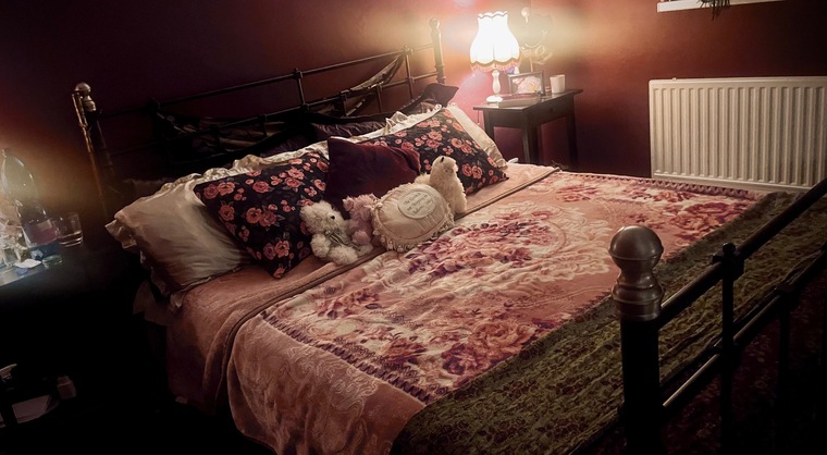 Anna de Ville banner image