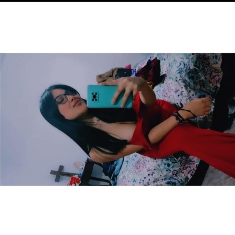 @anneross_oficial cover image