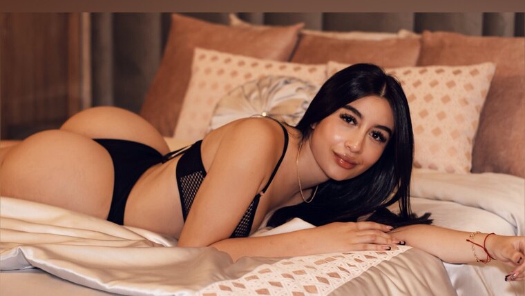 Ariana Mora 🍇 cover image