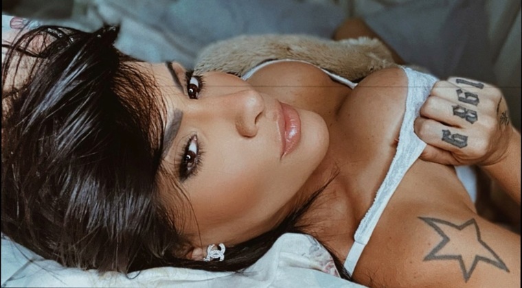 Aline Tavares cover image