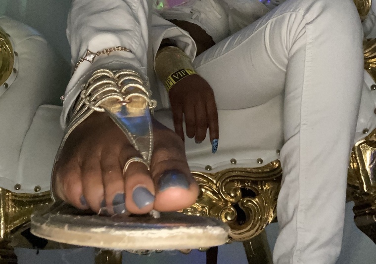 My Feet is Yours💋 cover image