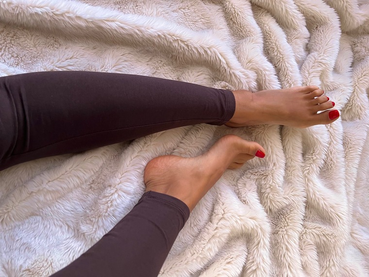 Azra Leen 👣💸 banner image