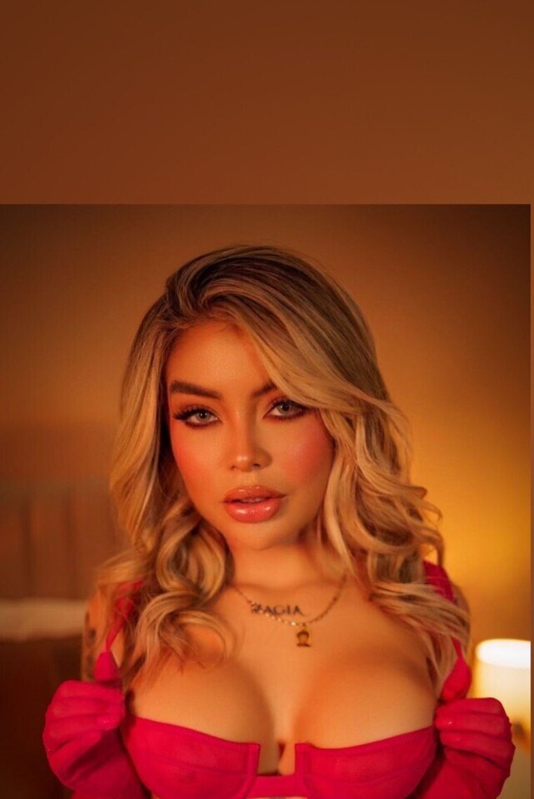 Ángel 🎧 (Arianna Kyle) banner image