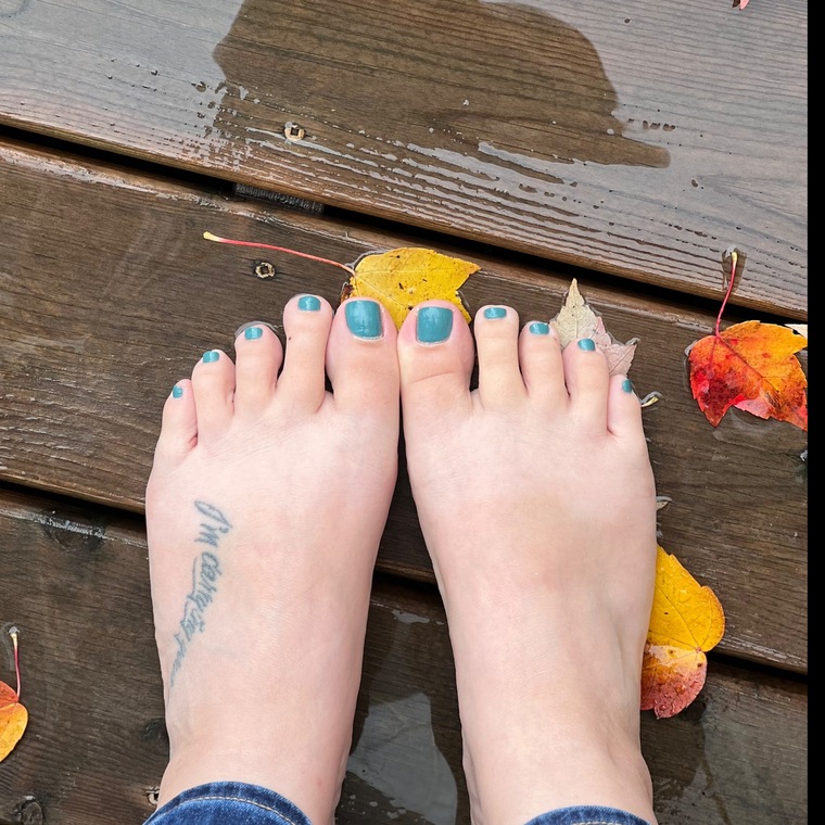 Barefoot Brunette banner image