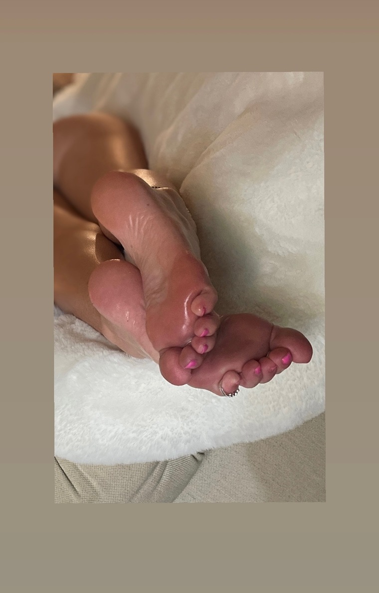 BareeFoottBunnyy cover image