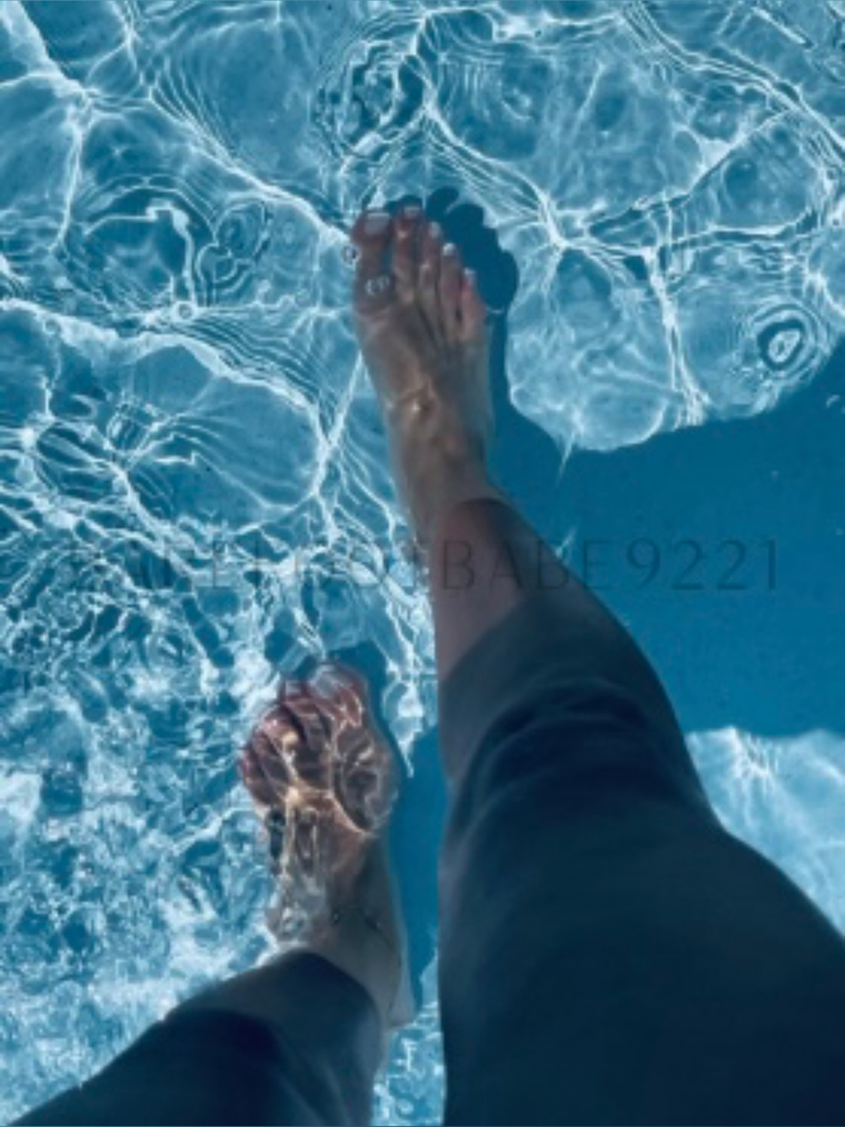 Barefootbabe9221 cover image