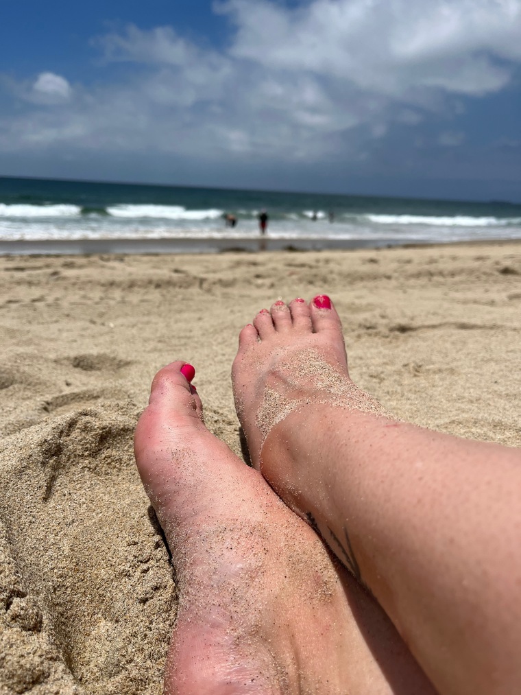 Blonde Bubbly Toes banner image