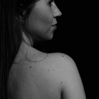 Books and boudoir with Therese avatar