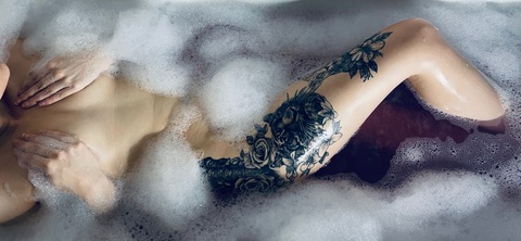 Tia 💦😈🍑🔥 cover image