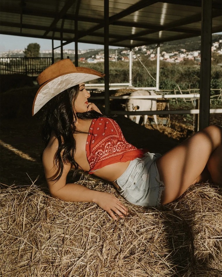 Bruna [Erotic Strip-Tease 🔥] cover image