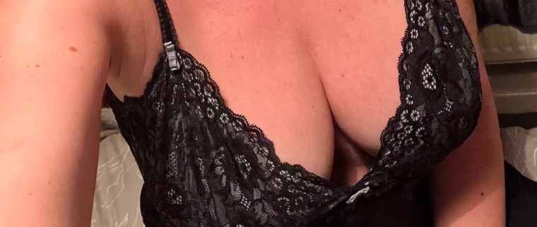 Busty Blond Mombshell NO PPV💋 banner image
