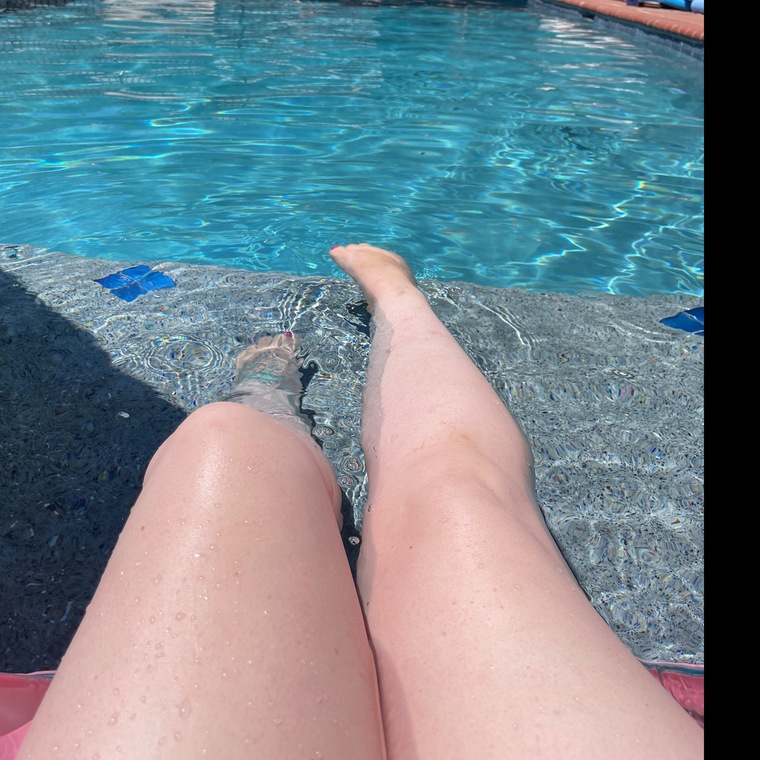 Curvy brunette, come share my world cover image