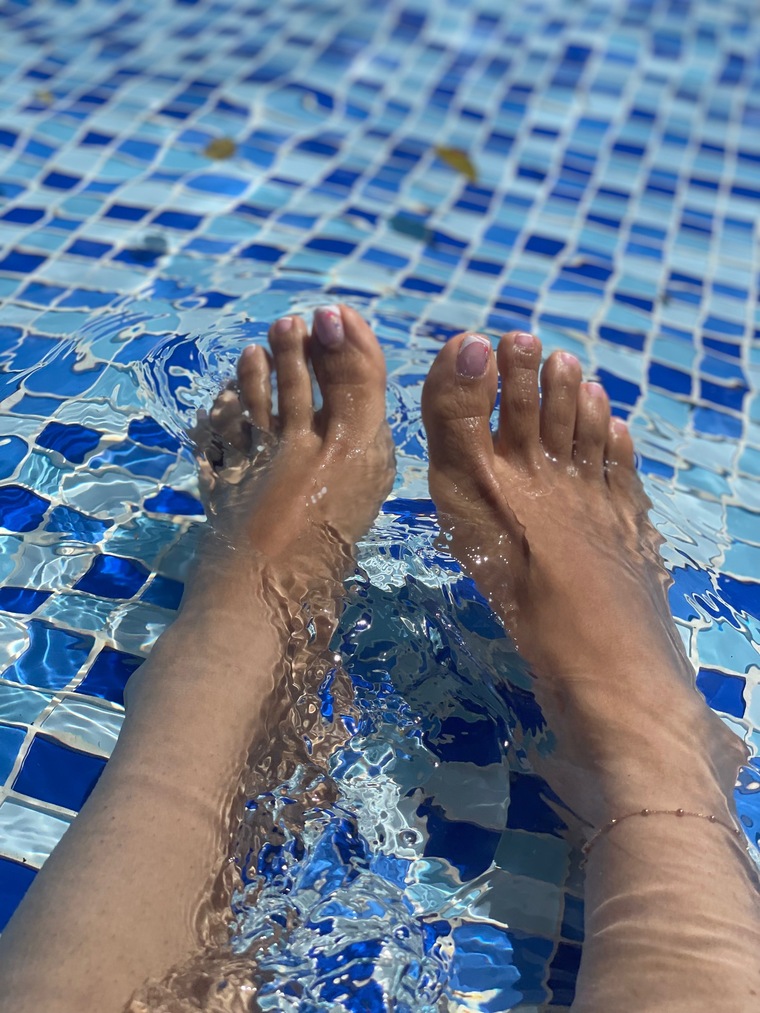 Colombian feet cover image