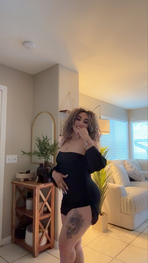 CurlyLatina 😈 cover image
