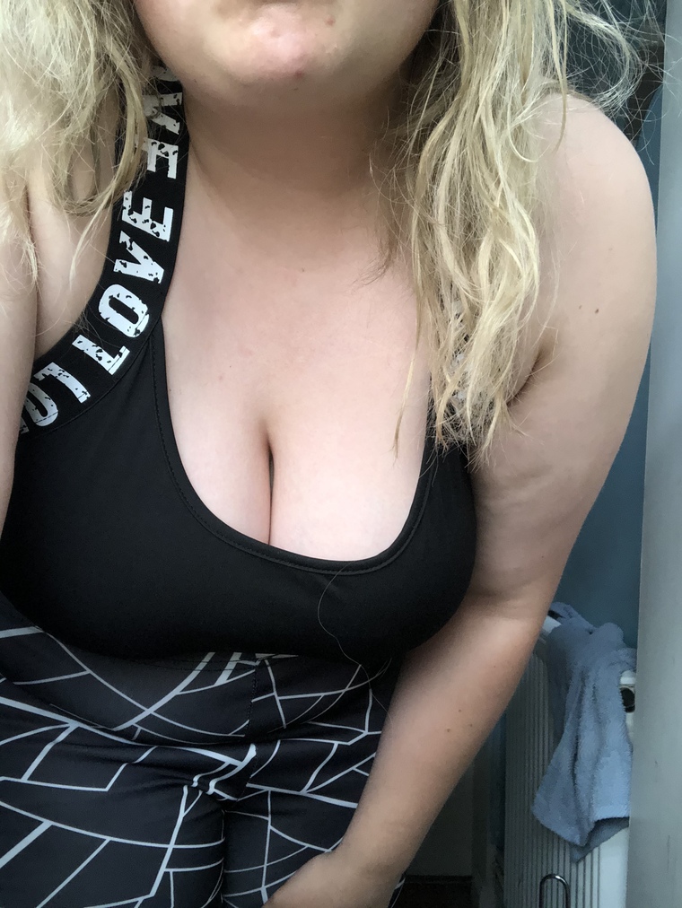 Curvy, busty babe. banner image