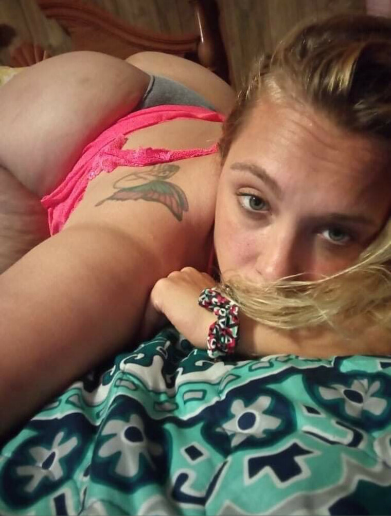 Elly Nash’s long tongue👀( . )( . ) cover image