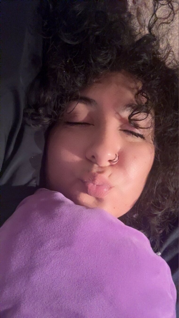 Dee 🍑 cover image