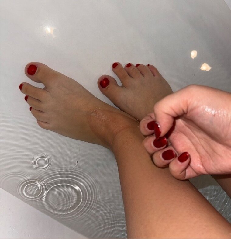 Dela feet art cover image