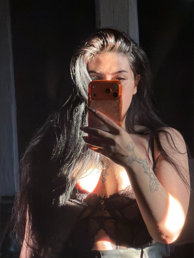 𝔇𝔢𝔰𝔡𝔢𝔪𝔬𝔫𝔢 ; 𝔇𝔢𝔰𝔦. cover image