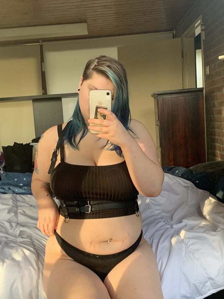 Devony 🖤 cover image