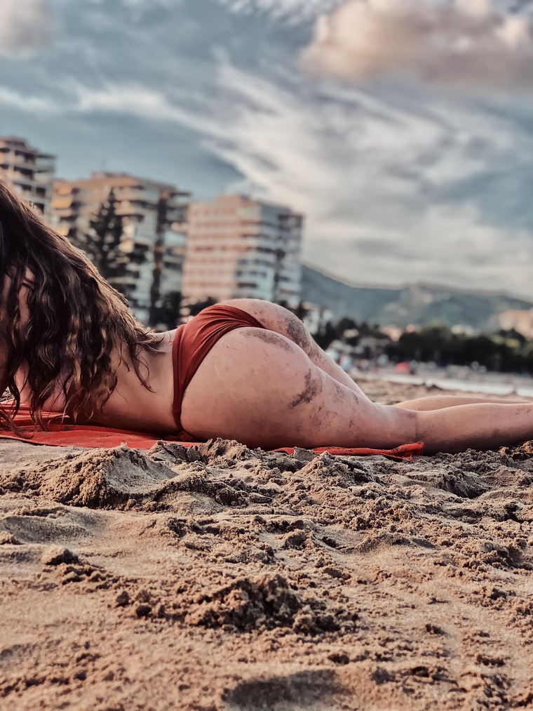 CÓRRETE CONMIGO 🥵! cover image
