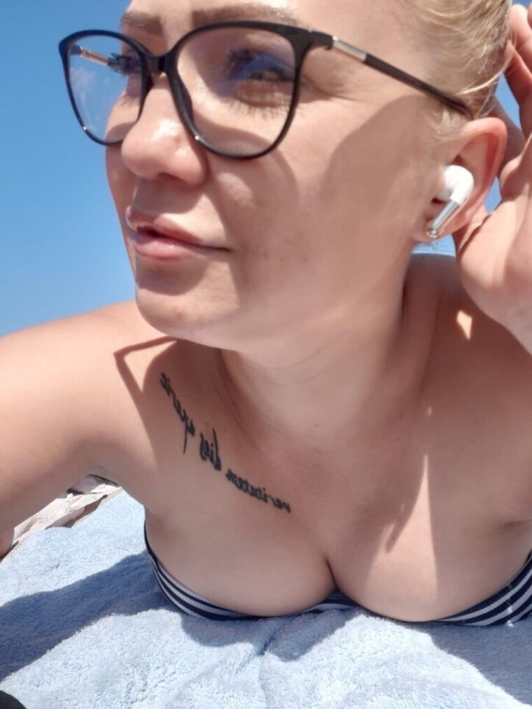 Elly De cover image