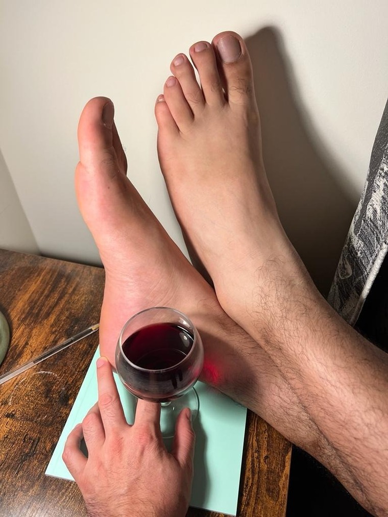 Emile Playful Feet / Emile Pieds Coquins banner image
