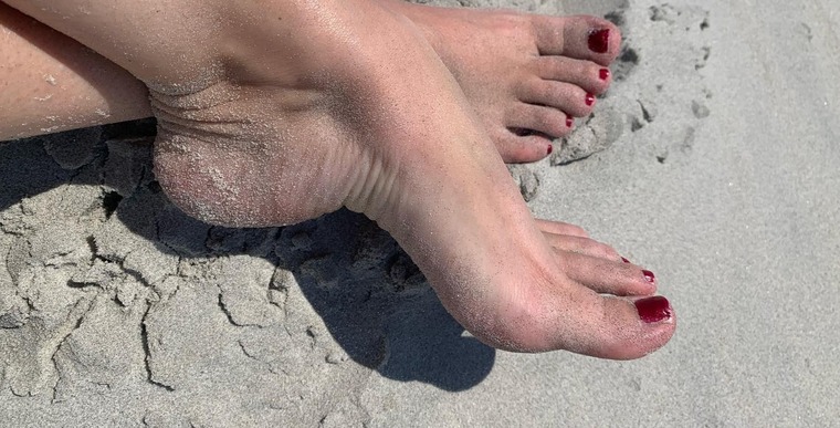 exclusive feminine foot pics and videos cover image