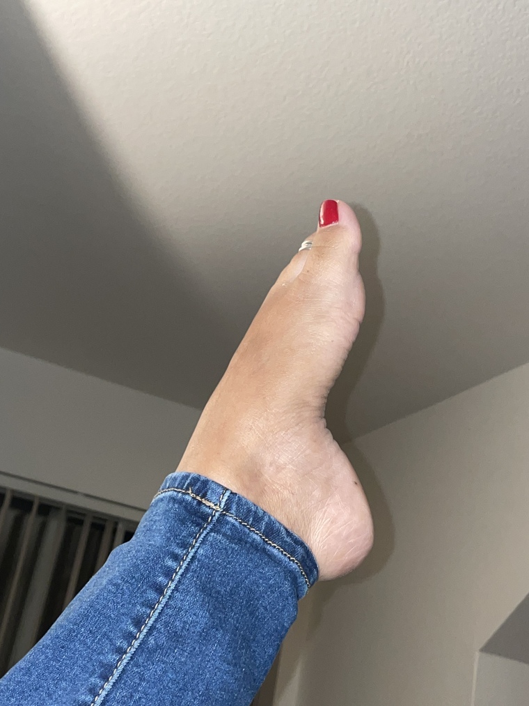 Feet of a queen banner image