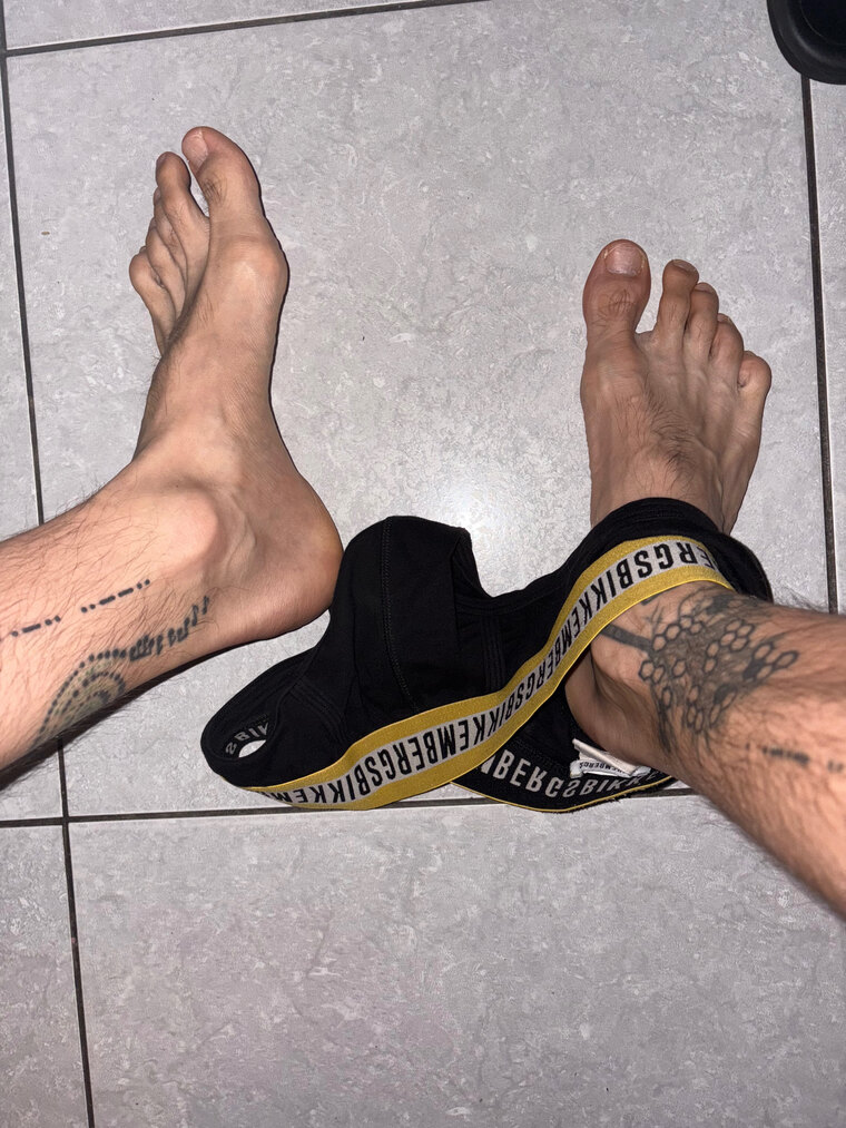 xxFEETxx banner image