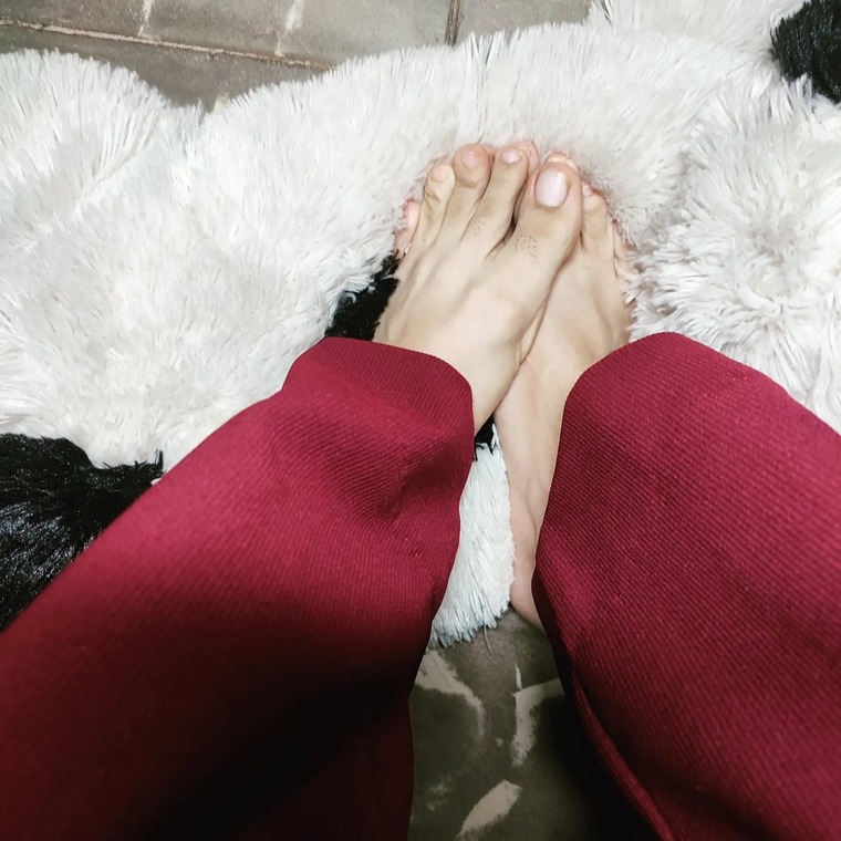 feetBrunette cover image