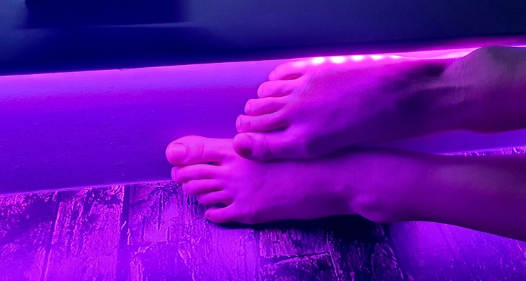 Feet queen 👸 cover image