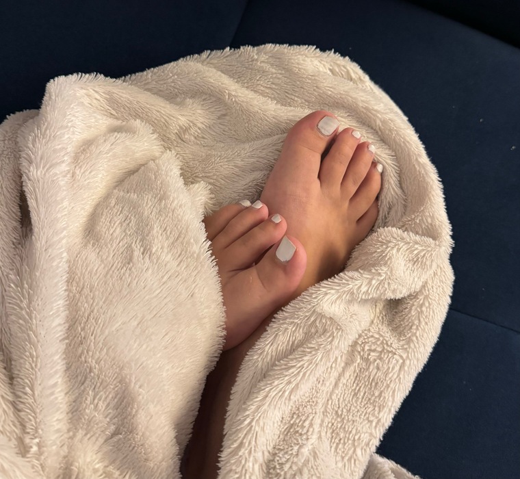 FeetPiedsPiedi cover image