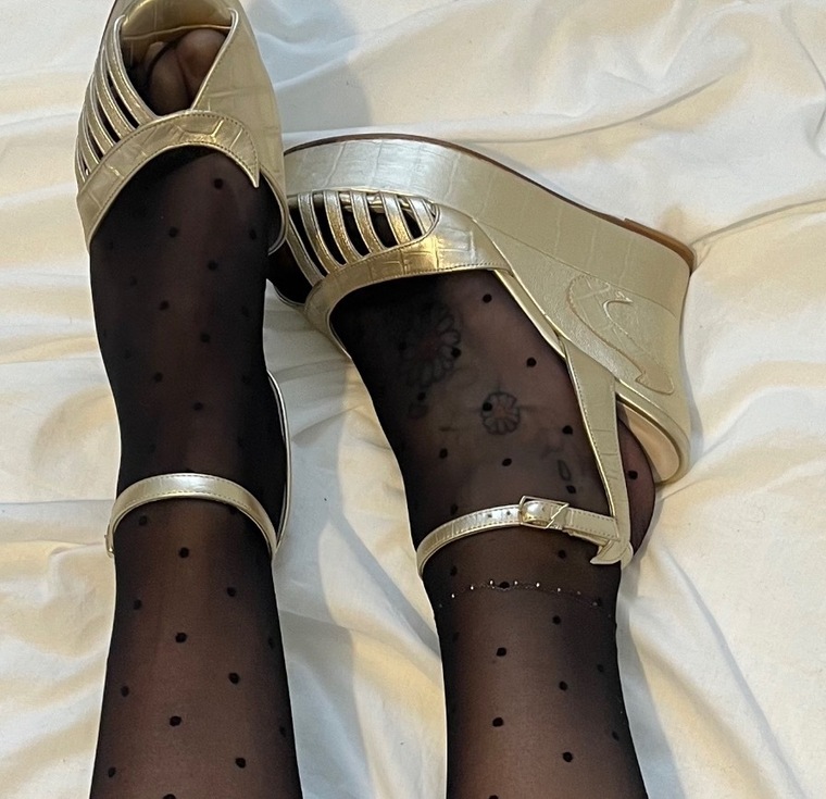 Fun gal feet banner image