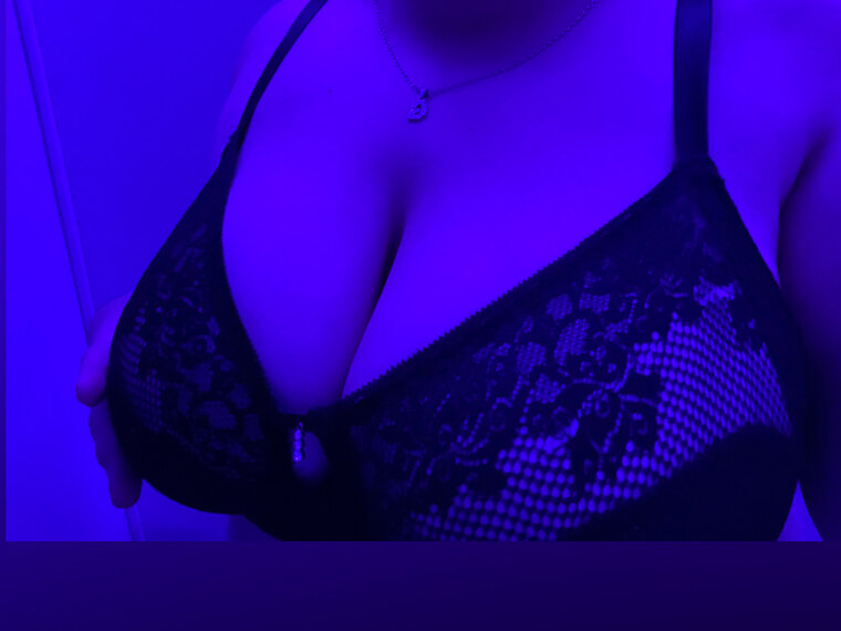 𝑮𝒊𝒈𝒊 𝑩𝒍𝒂𝒄𝒌𝒘𝒐𝒐𝒅 cover image