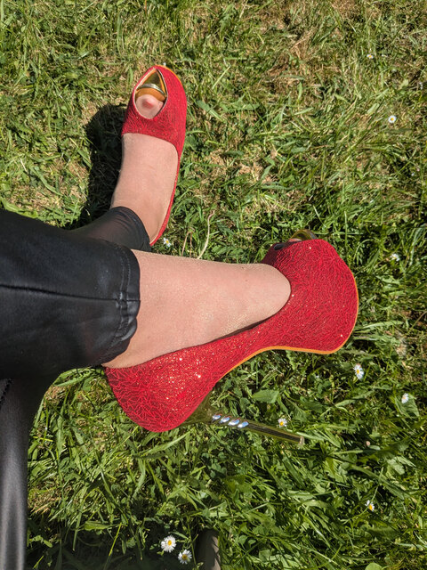 Goddess_Lyndsay👣💜👠 cover image