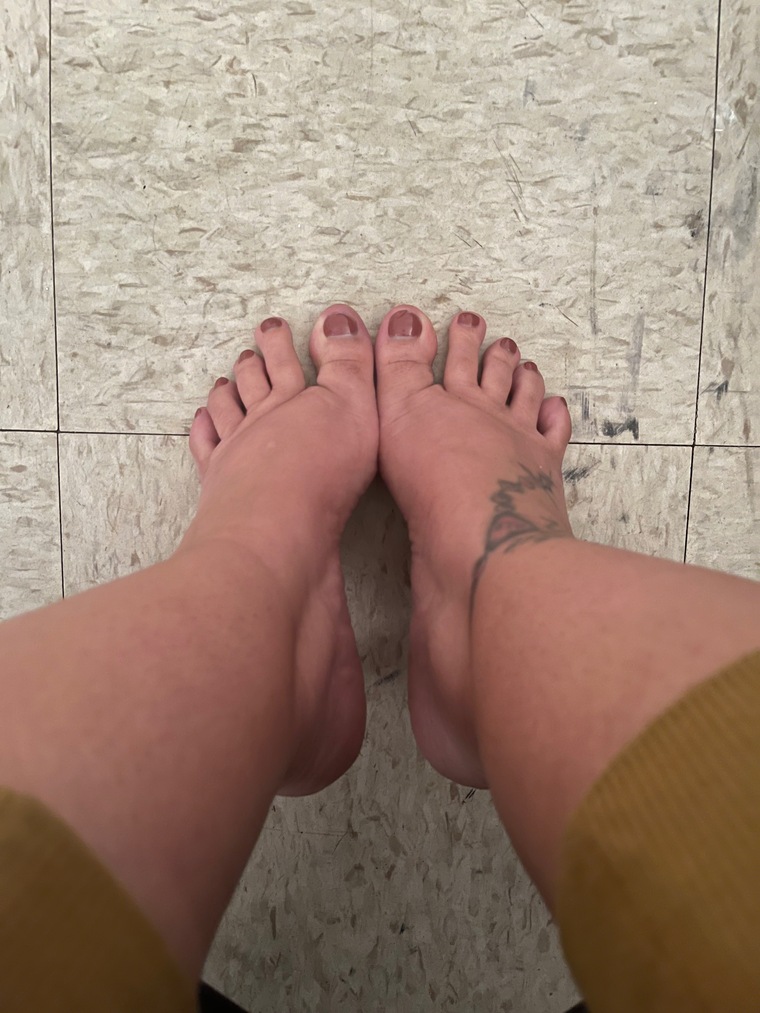 Feetqueenbee23 cover image