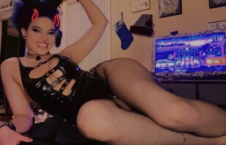 Tay🖤 cover image