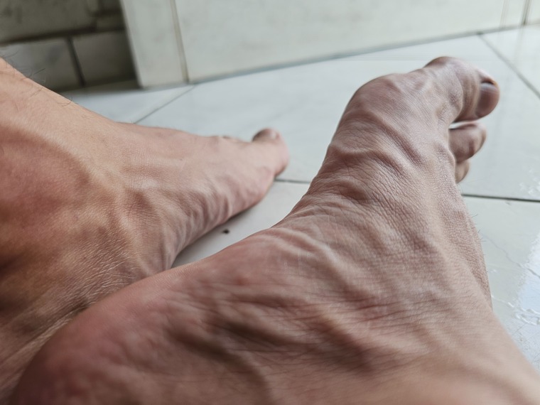 Gu_feet cover image