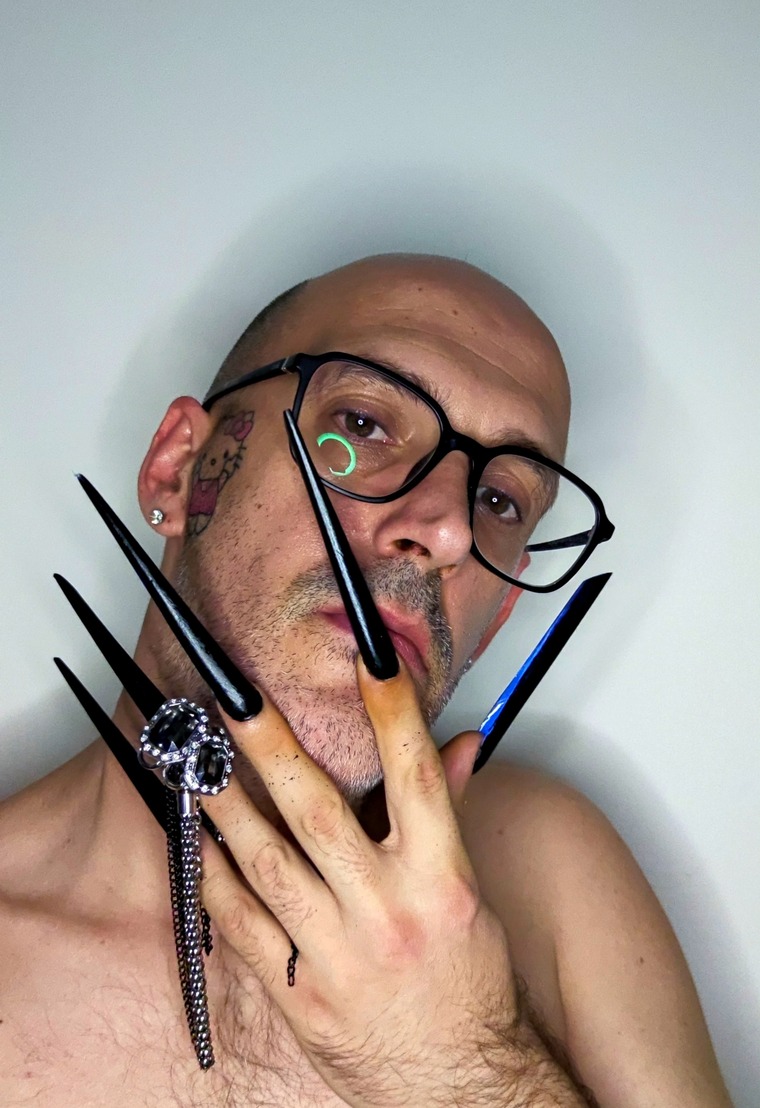 Hungary_gay_nails cover image