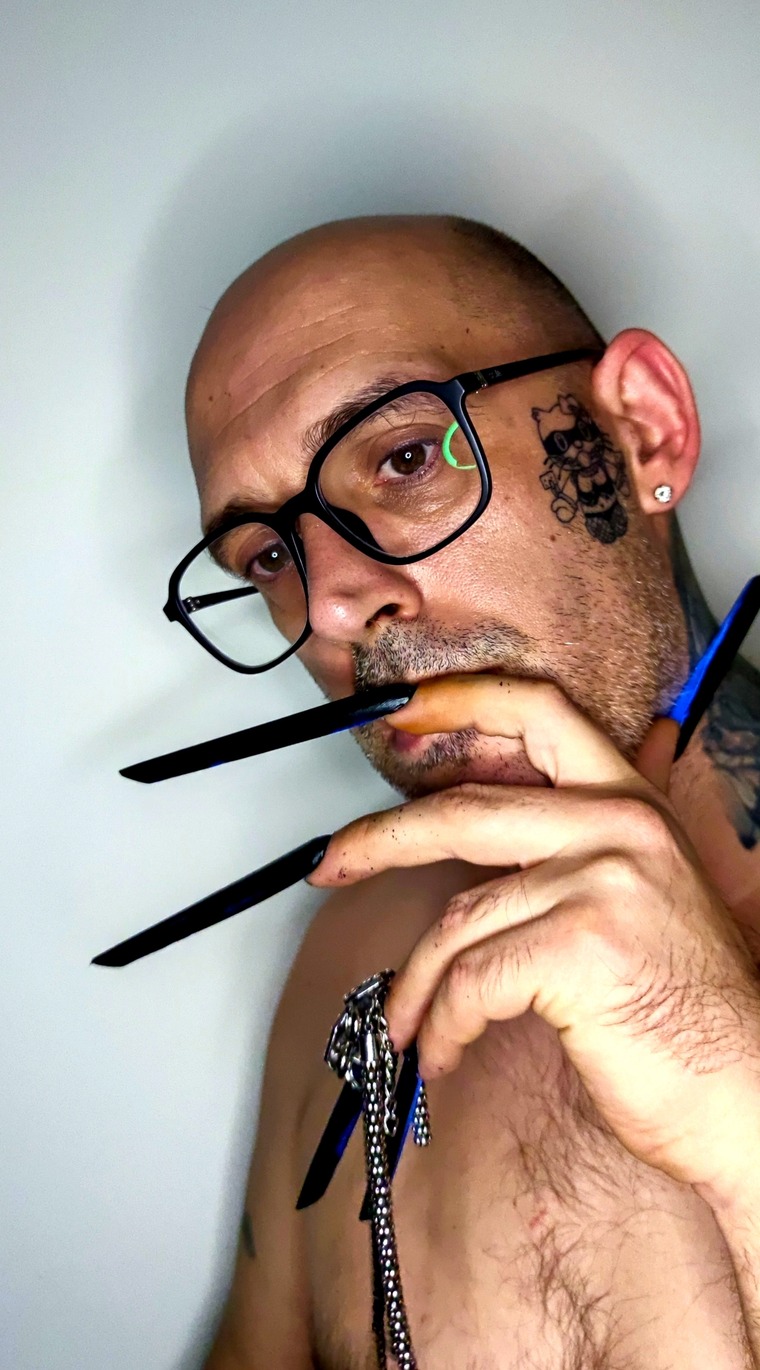 Hungary_gay_nails_free banner image