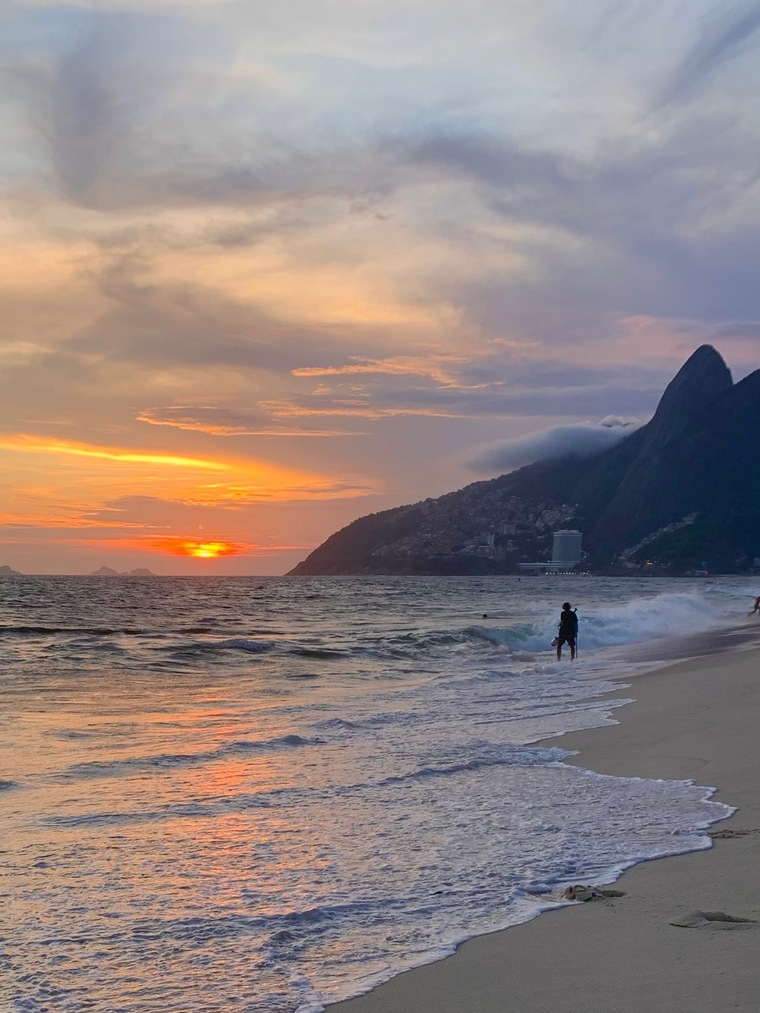 F 🇧🇷 cover image