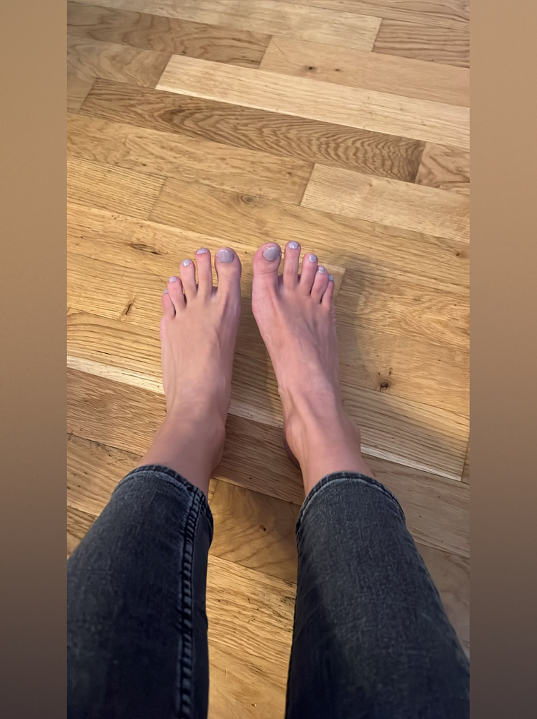 Feet and hands 🦶🏻 🤚🏻 banner image
