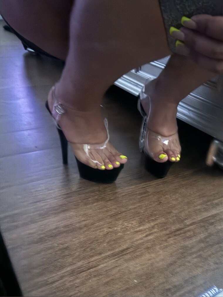 Latina Goddess 👣 banner image