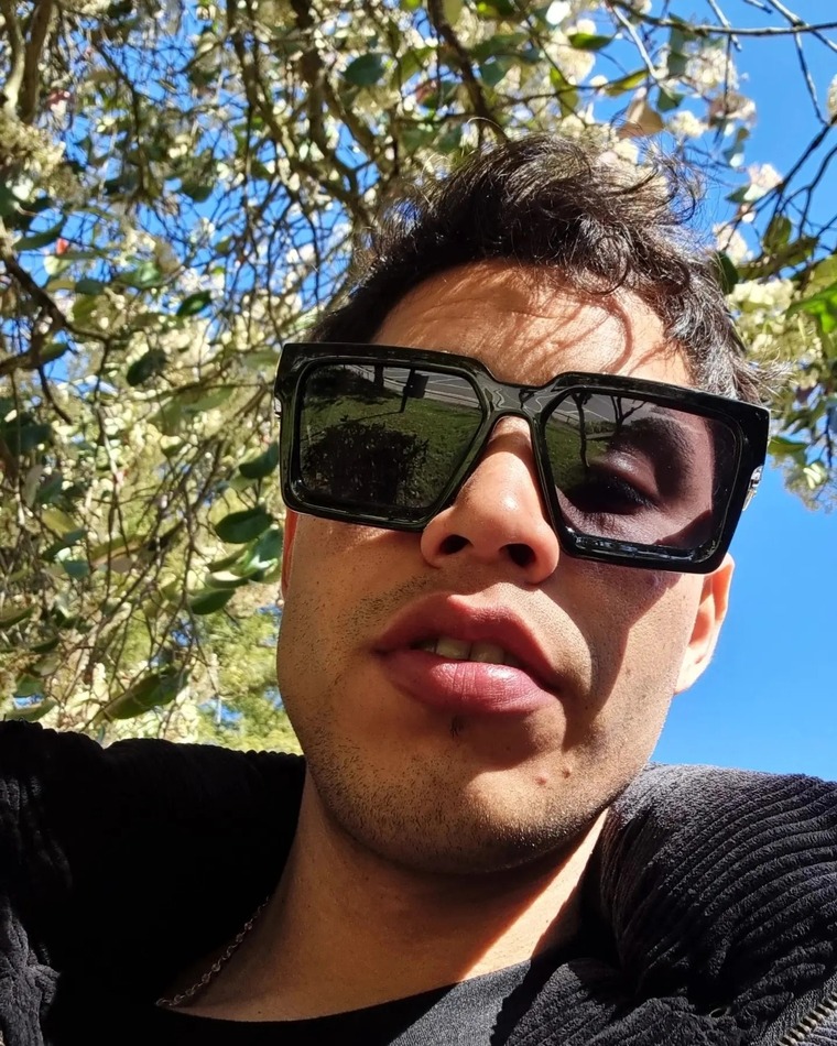 Julian🇻. cover image