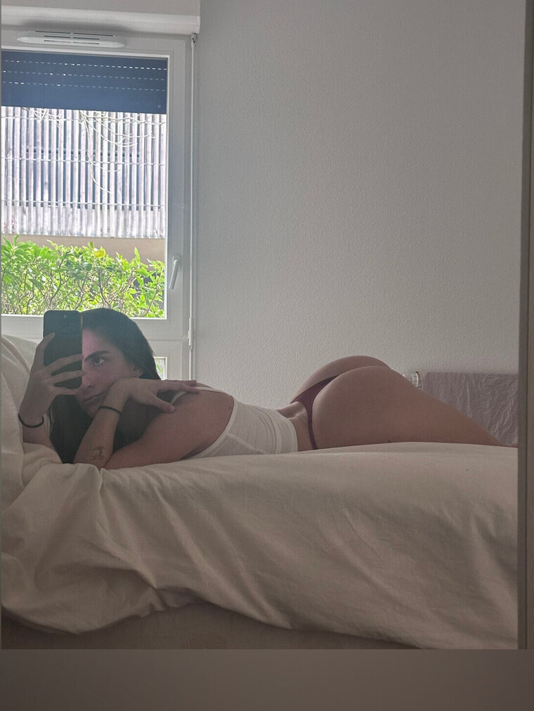 Julie 🌸 banner image