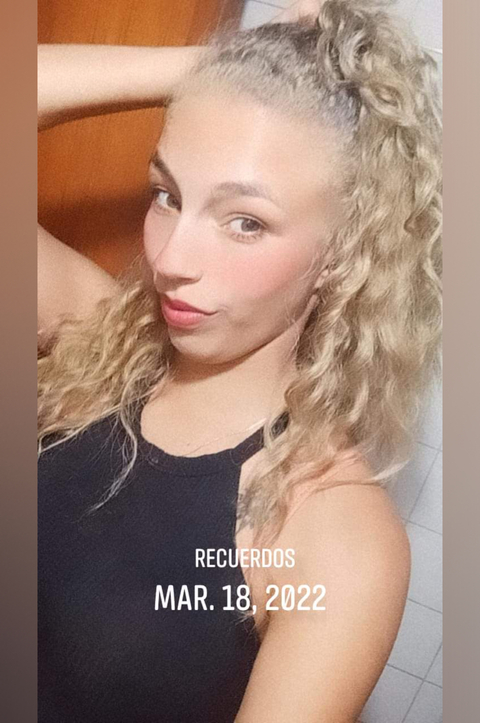 Karla, tu vecina favorita 🎀 cover image